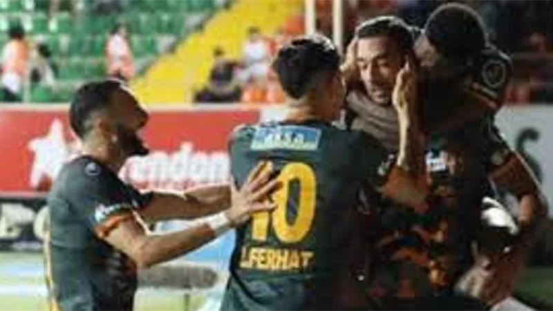 كوكا أساسيا في تشكيل ألانيا سبور أمام بشكتاش بالدوري التركي