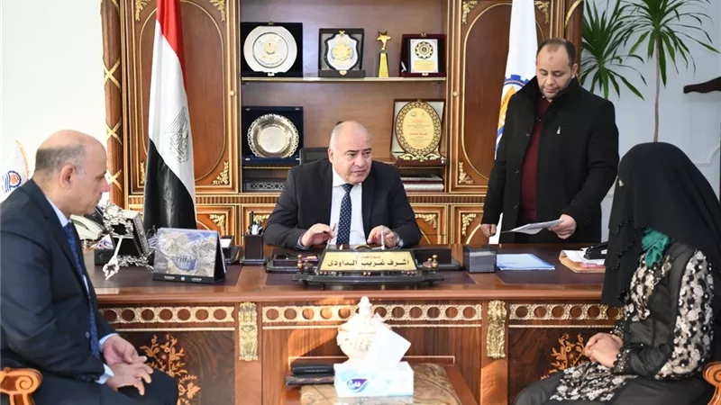 محافظ قنا يستقبل ٩٦ مواطنا بمكتبه لبحث شكواهم ومطالبهم