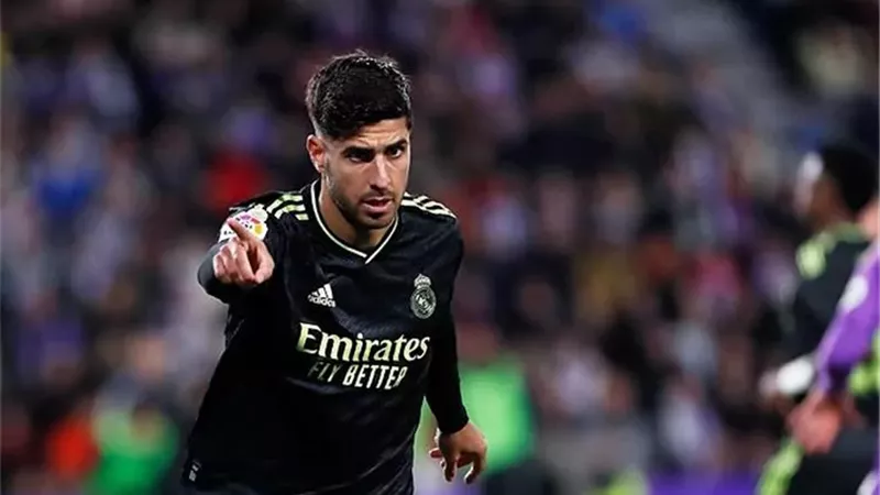 تطورات جديدة في مفاوضات ريال مدريد لتجديد عقد أسينسيو