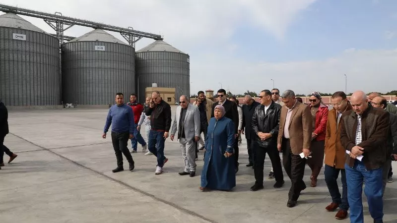 محافظ الشرقية يتابع العمل بصوامع الغلال بالصالحية الجديدة
