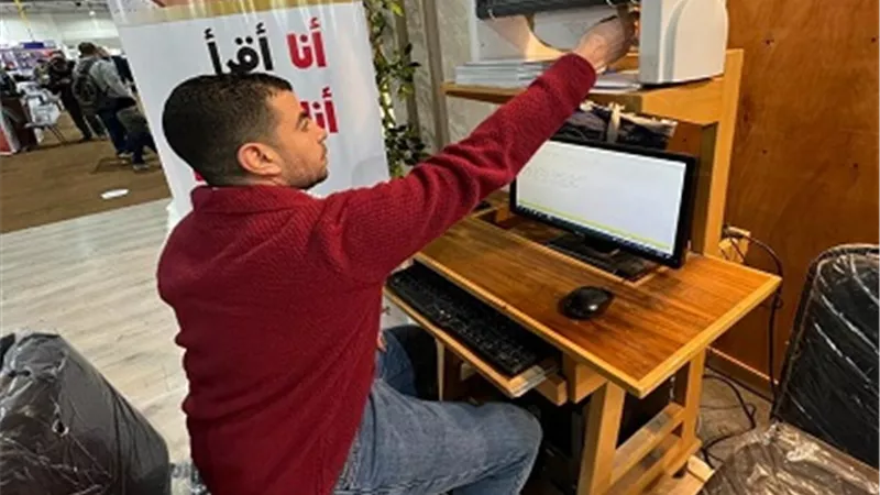 جناح الأزهر بمعرض الكتاب يدرب ذوي الهمم على طريقة برايل