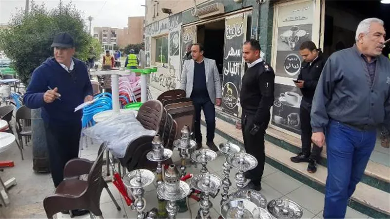 رئيس جهاز الشروق يقود حملة لرفع الإشغالات ويحرر 12 محضر.. بالصور