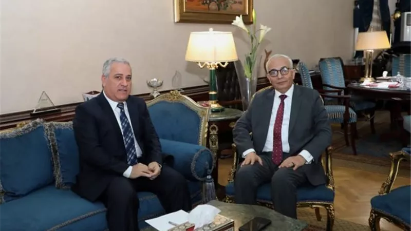 وزير التعليم يلتقي رئيس الهيئة الوطنية للصحافة لمناقشة أوجه التعاون المشترك