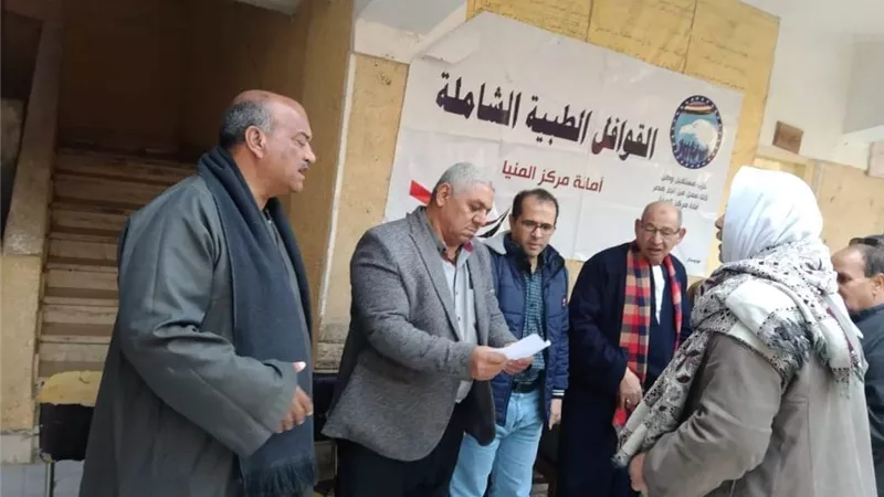الكشف علي ٣٧٥ حالة في قافلة مستقبل وطن الطبية بمركز المنيا