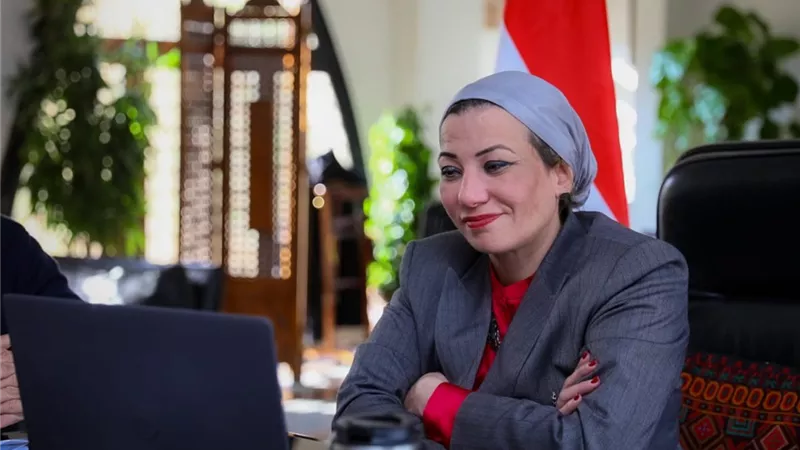 وزيرة البيئة تبحث مع الإسراع فى تنفيذ مشروع إدارة تلوث الهواء