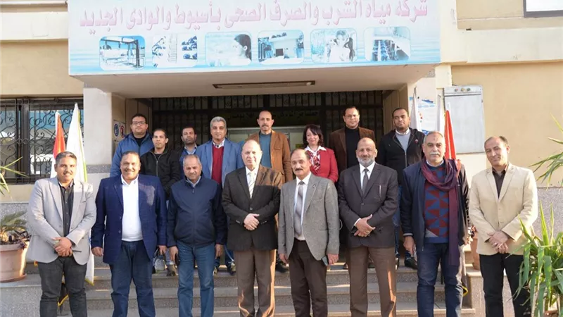 محافظ أسيوط يبحث تشغيل الشبكات بمشروع الصرف الصحي المتكامل بديروط