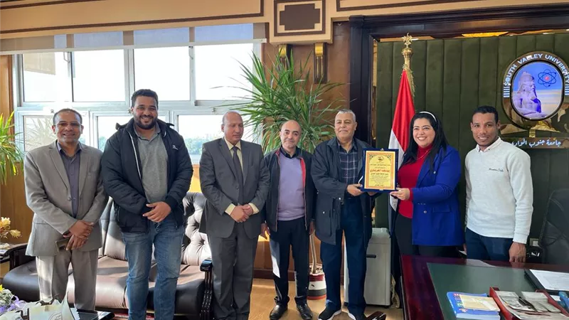 جمعية تنمية وطن للمجتمعات المحلية تكرم رئيس جامعة جنوب الوادي