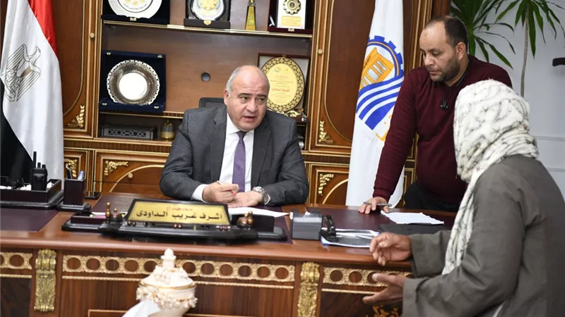 محافظ قنا يستقبل ١٣٥ مواطنا لبحث شكاواهم ومطالبهم