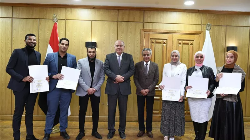الداودى كرم 5 أطباء بوحدة سيدى عمرالصحية بقنا لتبرعهم بمرتب شهرين