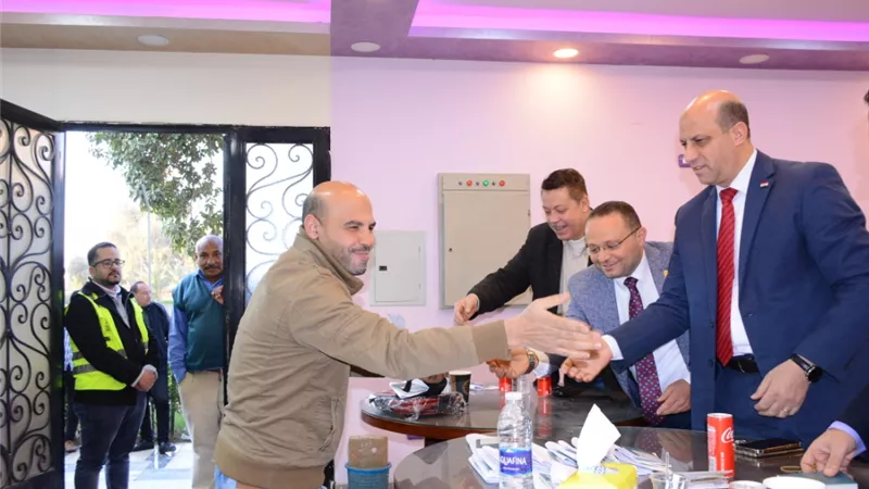 أمين جامعة أسيوط يوزع تأشيرات العمرة على أعضاء هيئة التدريس