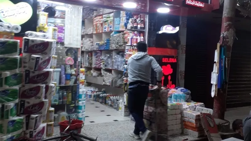 إزالة اشغالات الباعة الجائلين وتحرير محاضر للمخالفين في شرق أسيوط