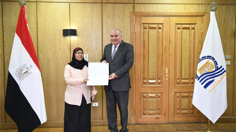 محافظ قنا يكرم موظفين لتفانيهما في العمل ..صور