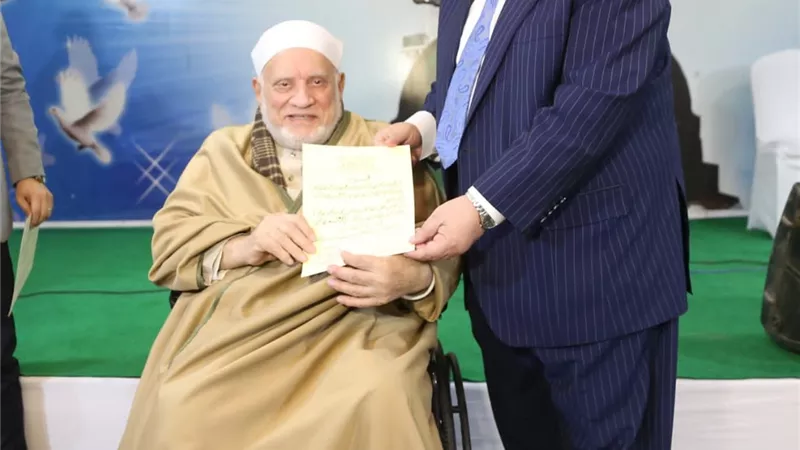 نقيب الأشراف يمنح الدكتور أحمد عمر هاشم لقب 
