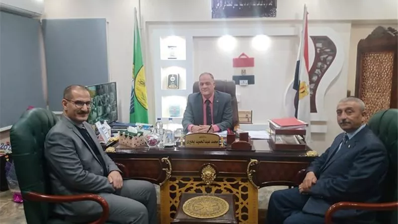 مدير تعليم الإسماعيلية يناقش خطة وحدة التواصل ودعم المعلمين