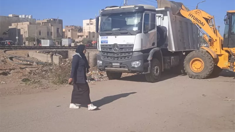 رفع قمامة وصيانة كشافات الإنارة في فايد بالإسماعيلية