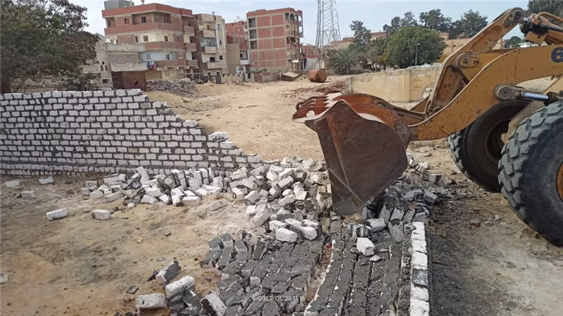 إزالة فورية لحالتي تعدِّ بالبناء في القنطرة شرق بالإسماعيلية