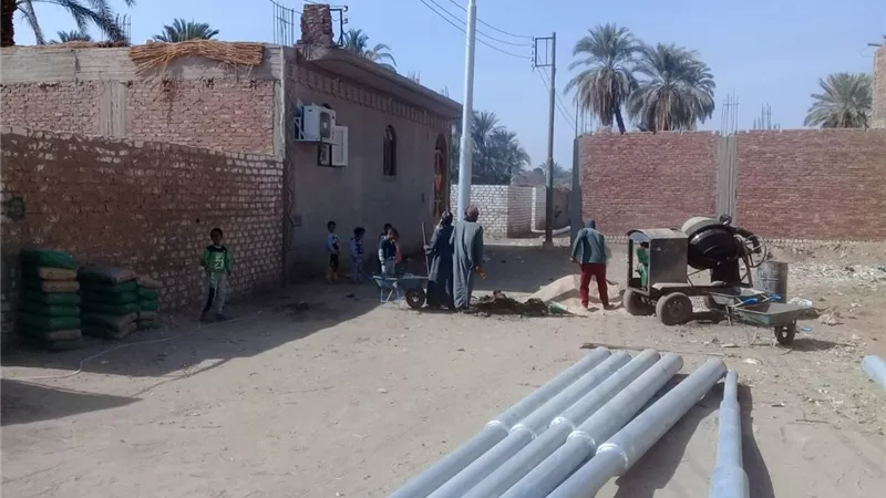 ٤٥٩٠ عمود كهرباء بشوارع إسنا جنوب الأقصر..صور