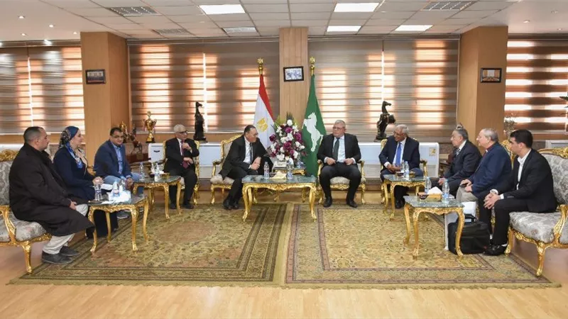 محافظ الشرقية يلتقي وزيرى الصحة والاتصالات الأسبقين