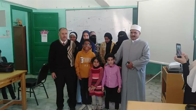 الهواري يهنيء الفائزين بمسابقة نحلة الأزهر بمعاهد السويس الأزهرية