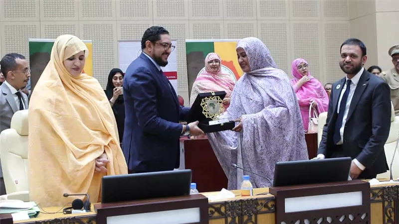 الشيخ المحفوظ بن بيّه يقلد مريم بنت ولد ألداه 