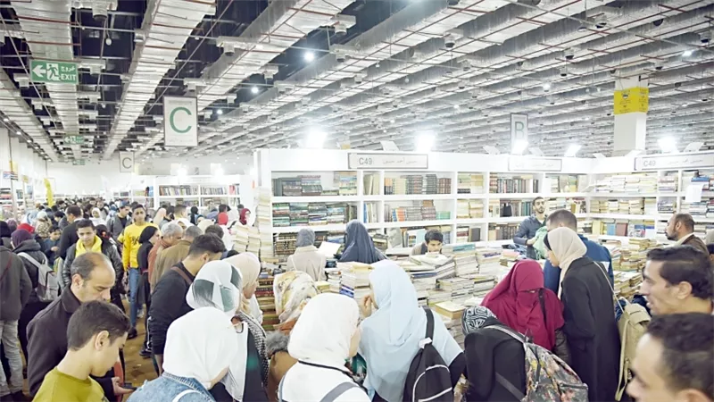 معرض القاهرة الدولي للكتاب يستقبل زواره في اليوم السادس