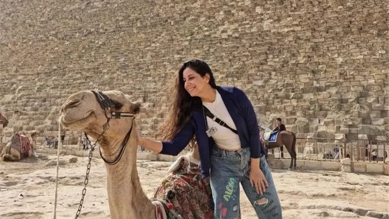 من الأهرامات.. ياسمين رحمى تشارك جمهورها إطلالة مبهجة