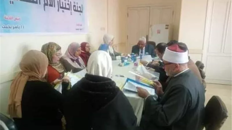 رئيس المنظمة بالأزهر فرع المنيا يشارك فى اختيار الأم المثالية