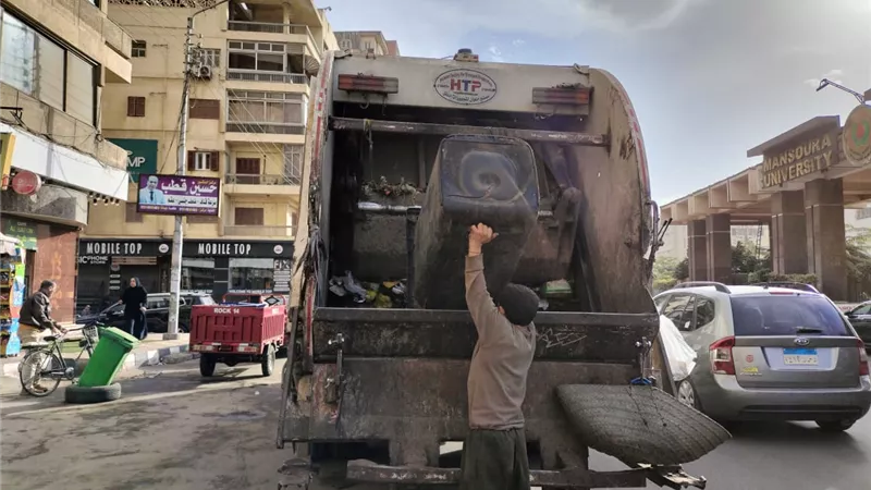 رفع 295 طن قمامة و50 طن أتربة من شوارع المنصورة