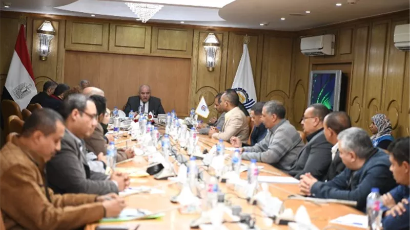 محافظ قنا يتابع موقف المخططات الاستراتيجية