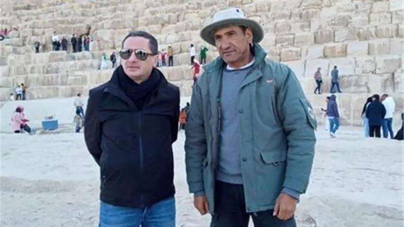 الكاتب الفرنسي رولان لومبارتي يزور منطقة أهرامات الجيزة
