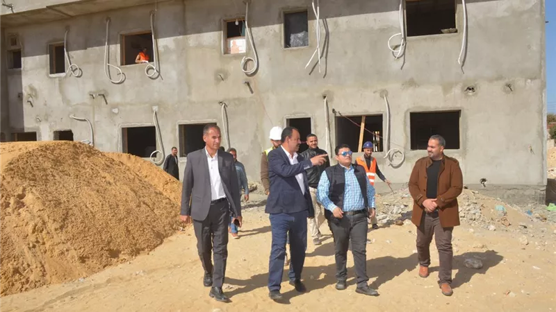 سلامة يتابع مشروعات حياة كريمة بقريتى العجره وجبل النورفى ببا