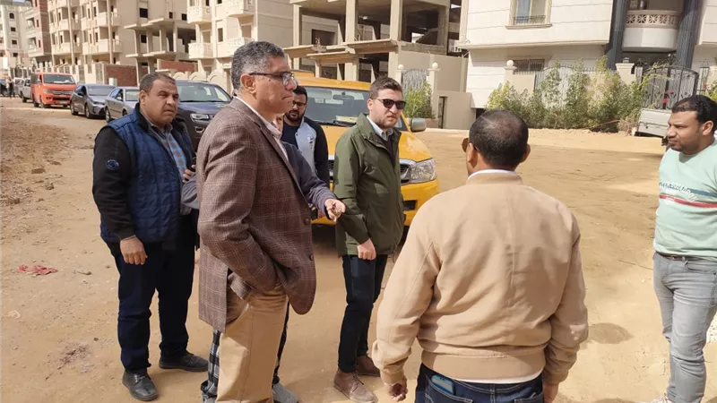 رئيس جهاز 6 أكتوبر يتابع سير أعمال الطرق بمنطقة غرب سوميد .. صور