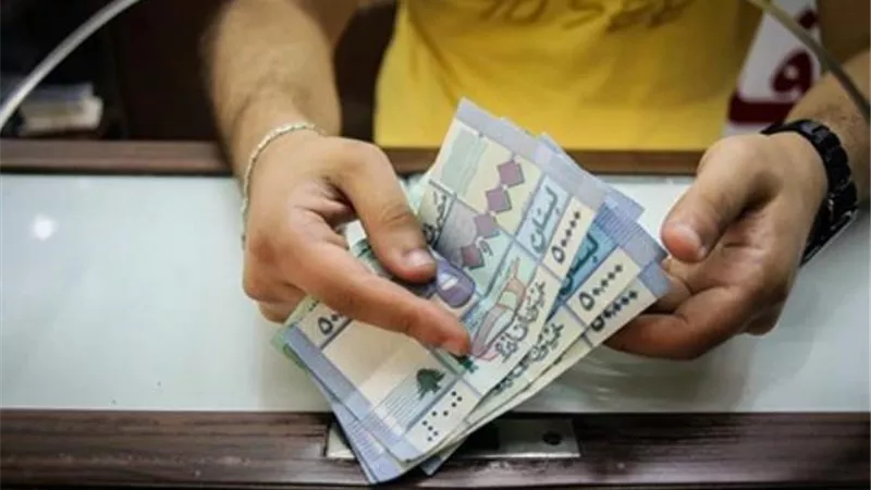 قرار من مصرف لبنان يفقد الليرة 90 بالمئة من قيمتها رسميا