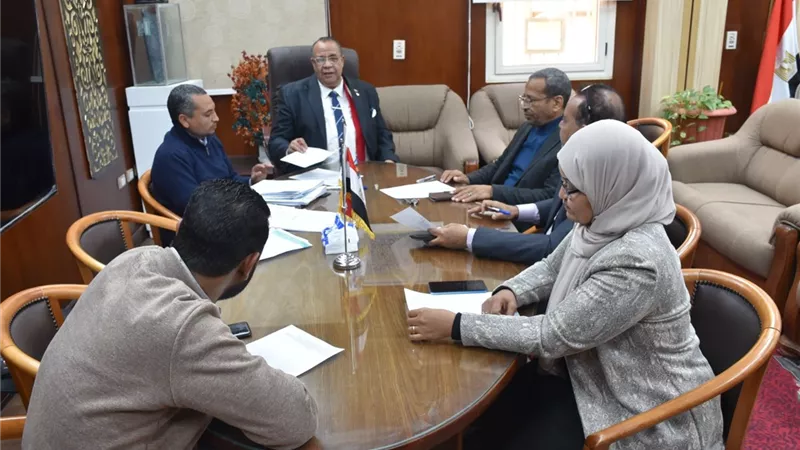 صندوق العلاج بجامعة الأقصر يناقش إمكانات توفير الرعاية الصحية