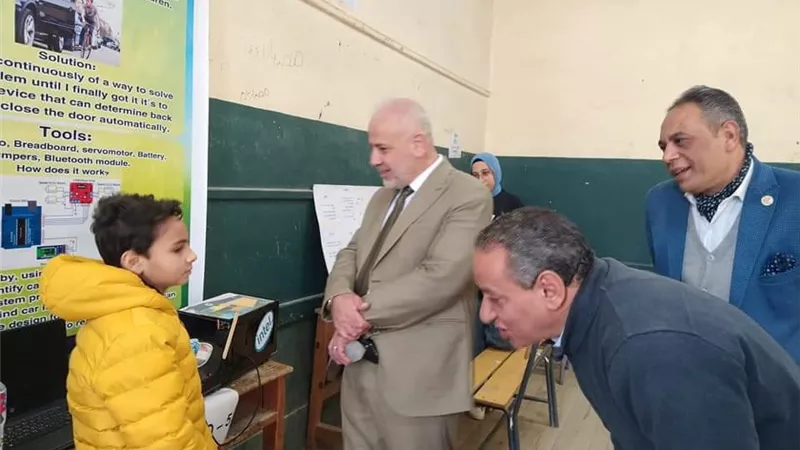 وكيل التعليم يتفقد معرض للعلوم والهندسة بمدرسة الفريق صفي بالمنيا