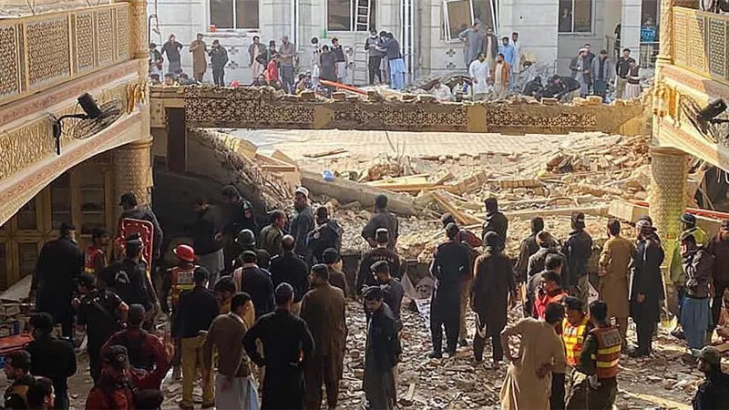 باكستان: ارتفاع ضحايا انفجار مسجد في بيشاور إلى 92 قتيلا