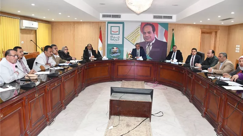 استكمال مشروعات الرصف الجاري تنفيذها بالفيوم