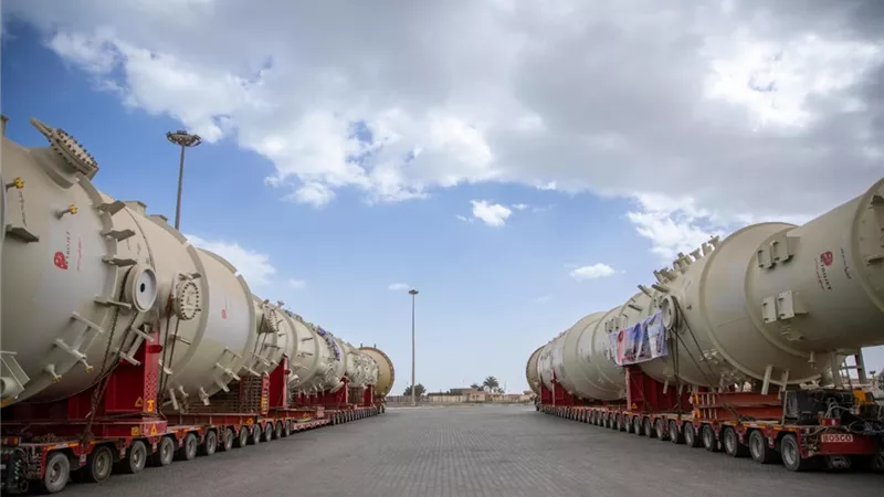 صناعة مصرية.. نقل معدات ضخمة للغاز الطبيعي من الأدبية للدخيلة