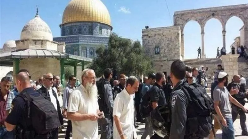 مستوطنون يقتحمون المسجد الأقصى وسط حراسة من شرطة الاحتلال
