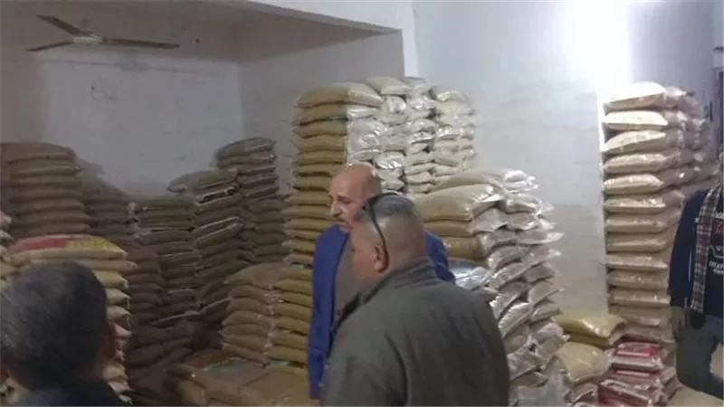 ضبط ٥.٥ طن اعلاف دواجن وأرز ودقيق بغرض الاحتكار بالجيزة