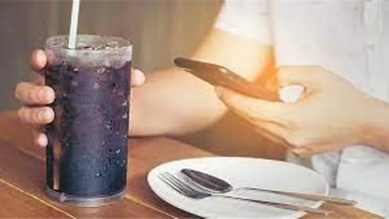 احذر..أطعمة لا تتناولها مع المشروبات الغازية