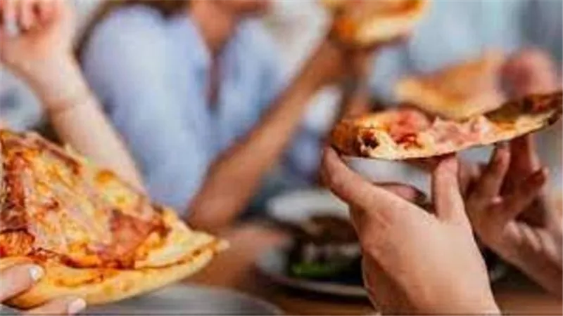دراسة تكشف العلاقة بين الوجبات السريعة وسرطان المبيض عند النساء