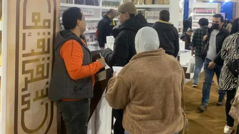 إقبال الزوار على إصدارات دار الإفتاء بمعرض القاهرة للكتاب