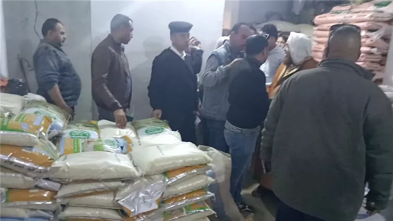 محافظة الجيزة تضبط مخزن بحوزته ٥.٥ طن اعلاف دواجن وأرز ودقيق