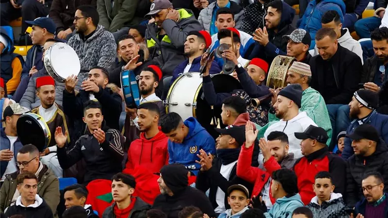 صورة .. جمهور الأهلى يشعل مدرجات ملعب طنجة قبل مواجهة أوكلاند
