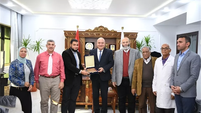 الداودى يكرم مشرفي وحدة القسطرة القلبية والتدريب بقنا العام