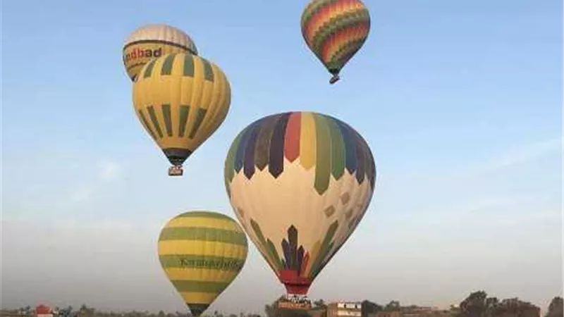 1200سائح على متن 40 رحلة بالون فى سماء الأقصر
