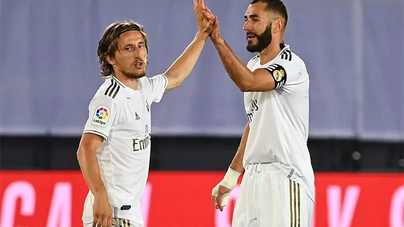 أنشيلوتي يكشف موقف أساطير ريال مدريد من الرحيل عن الملكي