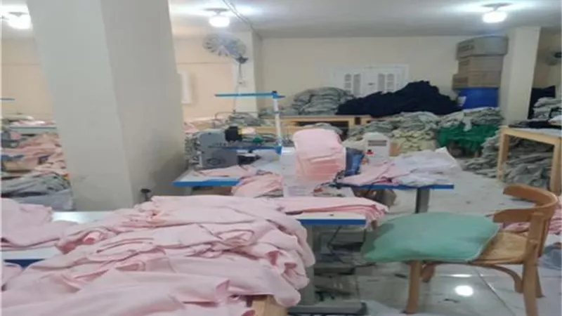 مداهمة مصنع ملابس بدون ترخيص في المرج