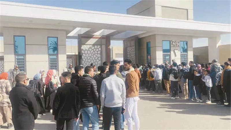 إقبال جماهيري كبير على ندوات معرض الكتاب.. في اليوم الثامن